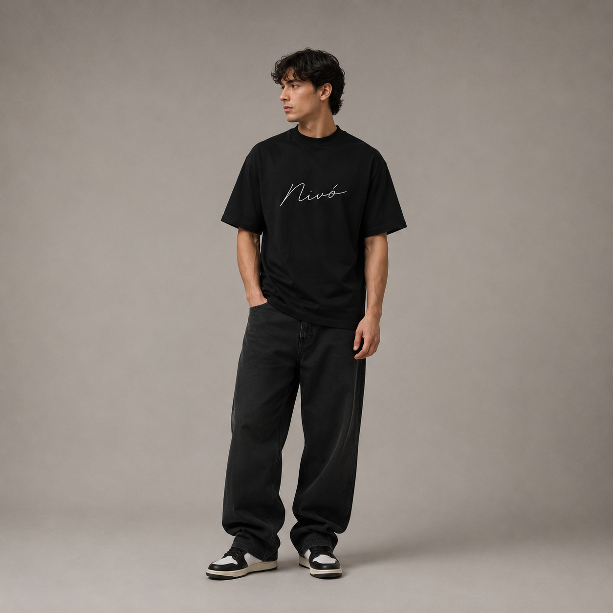 NIVÓ®oversize T-Shirt mit Signatur / BLACK